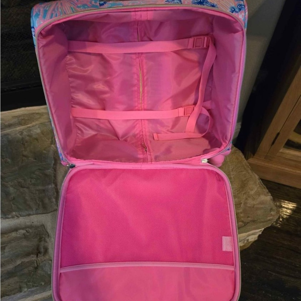 Lilly Pulitzer Carry on Bag! Excellent Condition.Brand New. - Picture 4 of 5